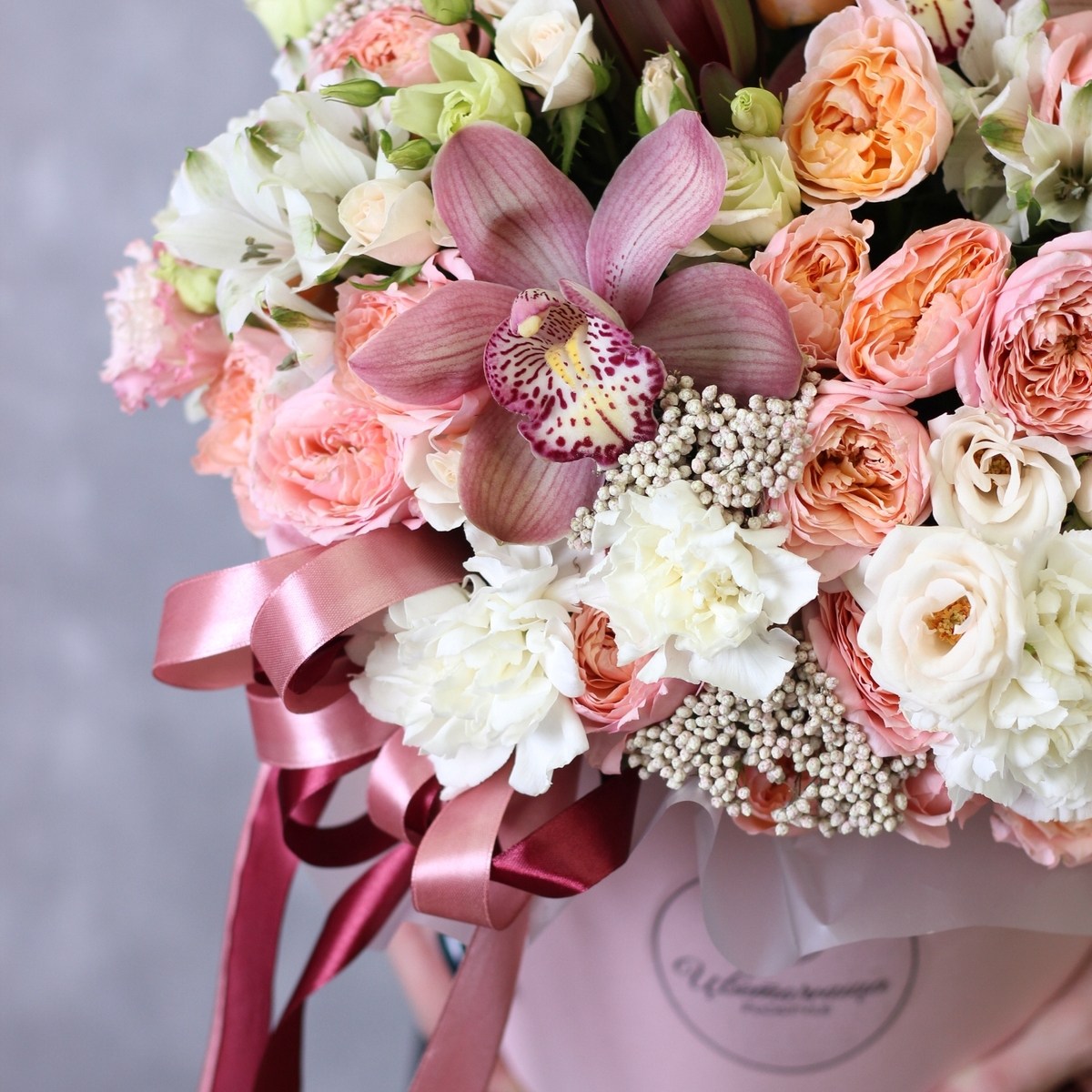 Cvety v shlyapnoj korobke 820